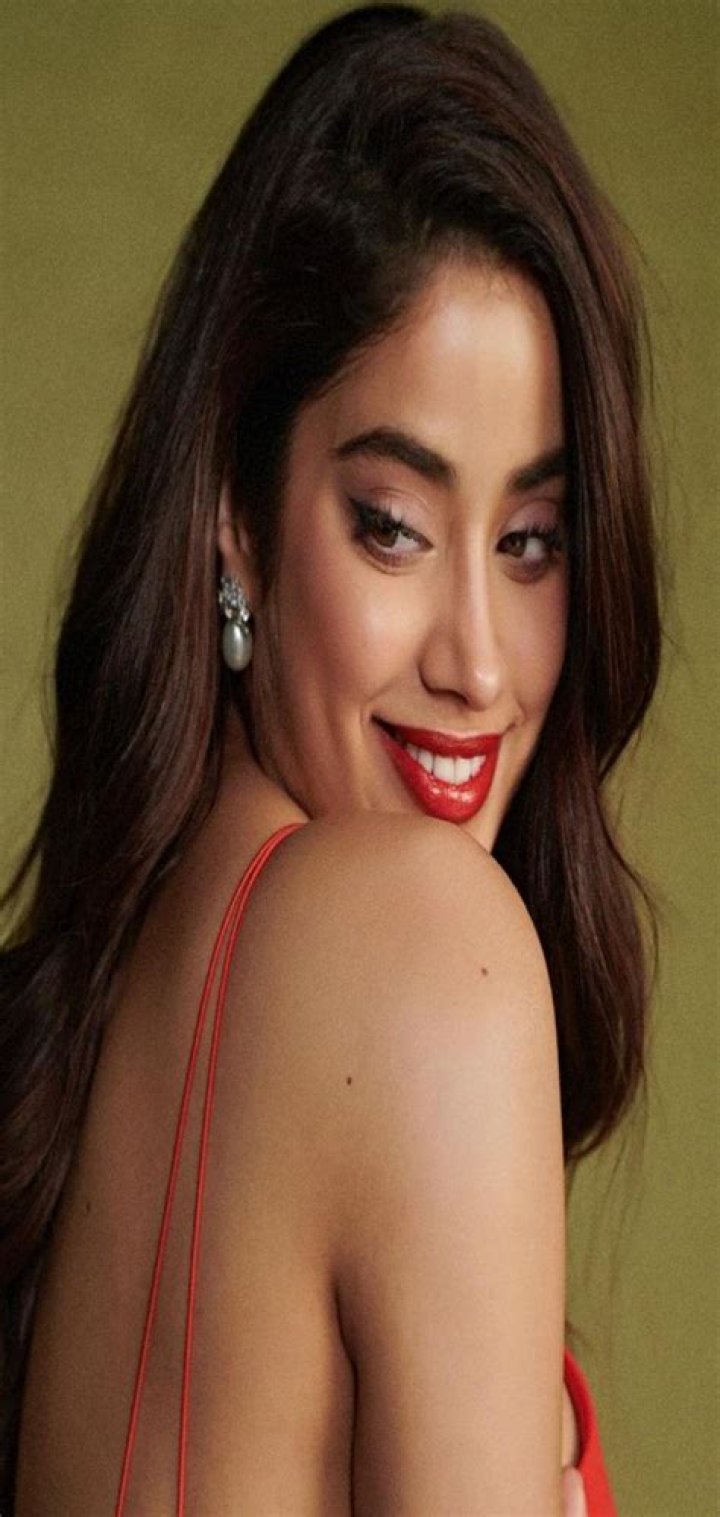 10 Red Hot Looks Perfect For Your Valentine&rsquo;s Day Date Night, Courtesy