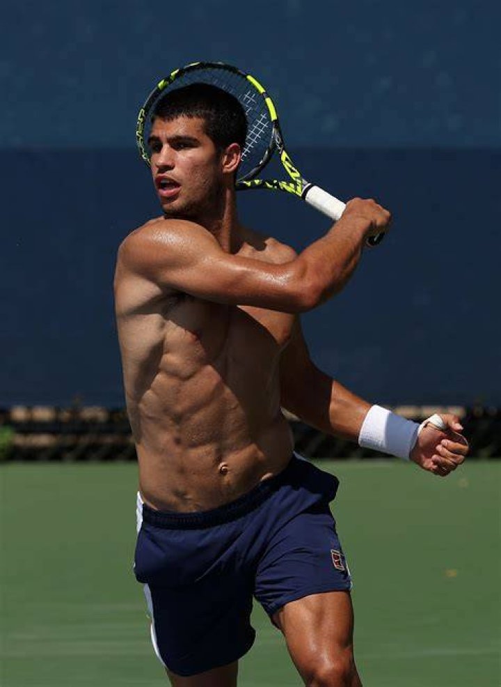 20-Year-Old Carlos Alcaraz’s Chiseled Abs Leaves Fans Drooling as They Go Gaga
Over a Sneak Peek Into His Training Session at Hopman Cup