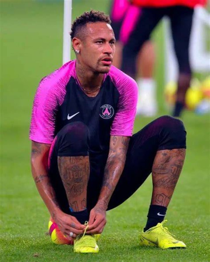 35+ Fakten &uuml;ber Neymar! Neymar drew attention for his impressive soccer