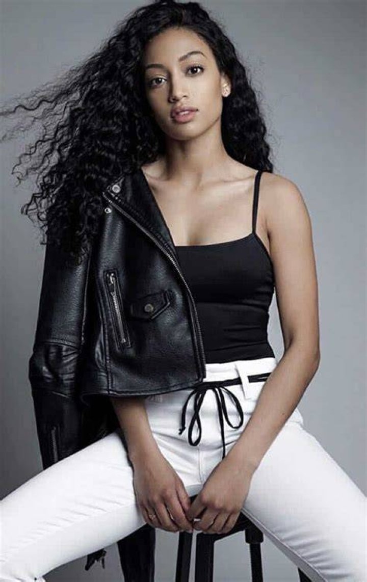 50 Hot Samantha Logan Photos Will Make You Feel Better 12thBlog