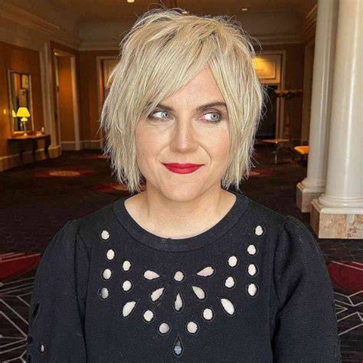 55 Most Flattering Hairstyles for Fat Faces and Double Chins Short