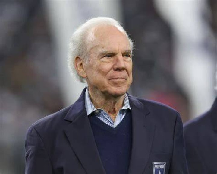 $600 Million Man Roger Staubach Stands Tall in Prestigious List Despite Best
Salary of $160,000