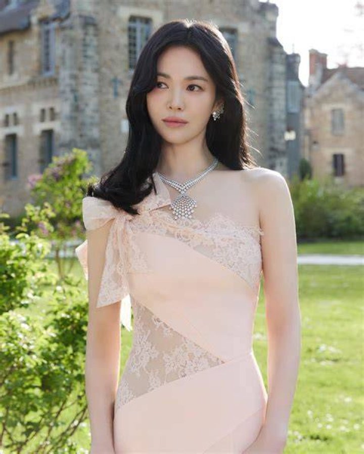 After divorce, Song Hye Kyo is rumored to be dating Jo In Sung? Daily