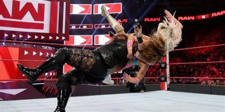 Alexa Bliss v Mickie James TLC 2017 Cropped