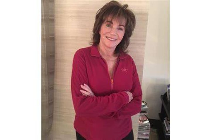 Annie Denver talks FOMO (Fear of Missing Out) in Adults Helen Jon