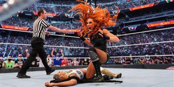 Becky Lynch v Bianca Belair Raw November 1, 2021 Cropped
