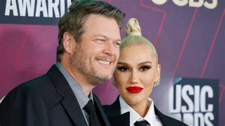 Blake Shelton supported by Gwen Stefani and stepsons as he receives