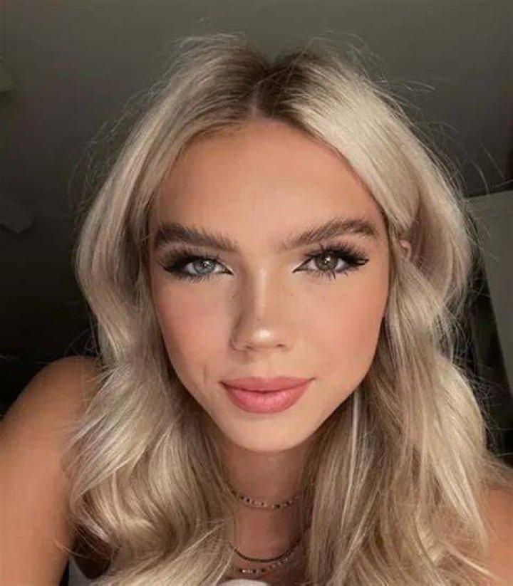 Caroline Gregory Age, Net Worth, Boyfriend, Family, Height and
