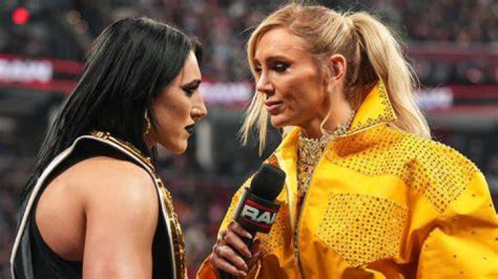 charlotte flair leaning on the ropes