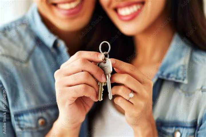 Couple Holding Keys Gettyimages 565887175