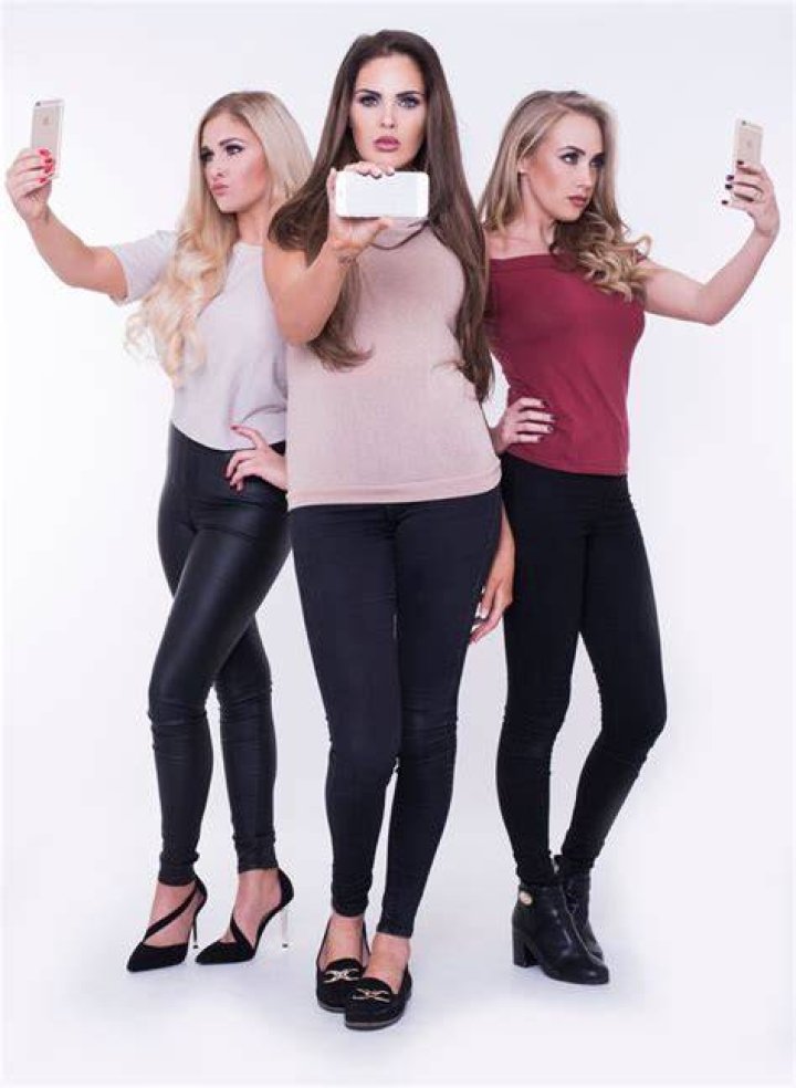 Dating site for dumb bimbos (photos)