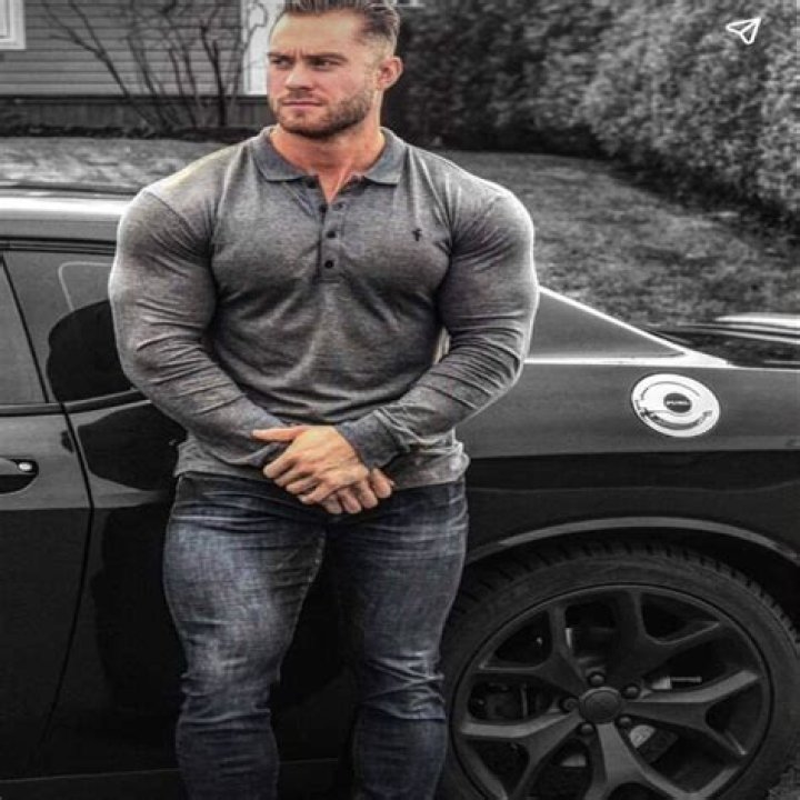 Despite a Net Worth of Mere $6,000,000, Bodybuilding Hearthrob Chris Bumstead
Relishes a Rare Moment in a Billion-Dollar Room