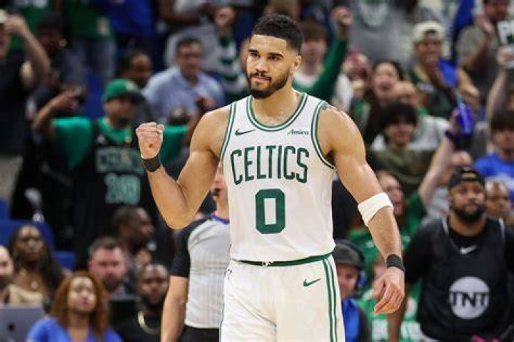 Despite Eyeing a $300,000,000 Contract, Jayson Tatum Terrifies Celtics Fans With
Latest Comments: “Nah, I Don’t Think…”