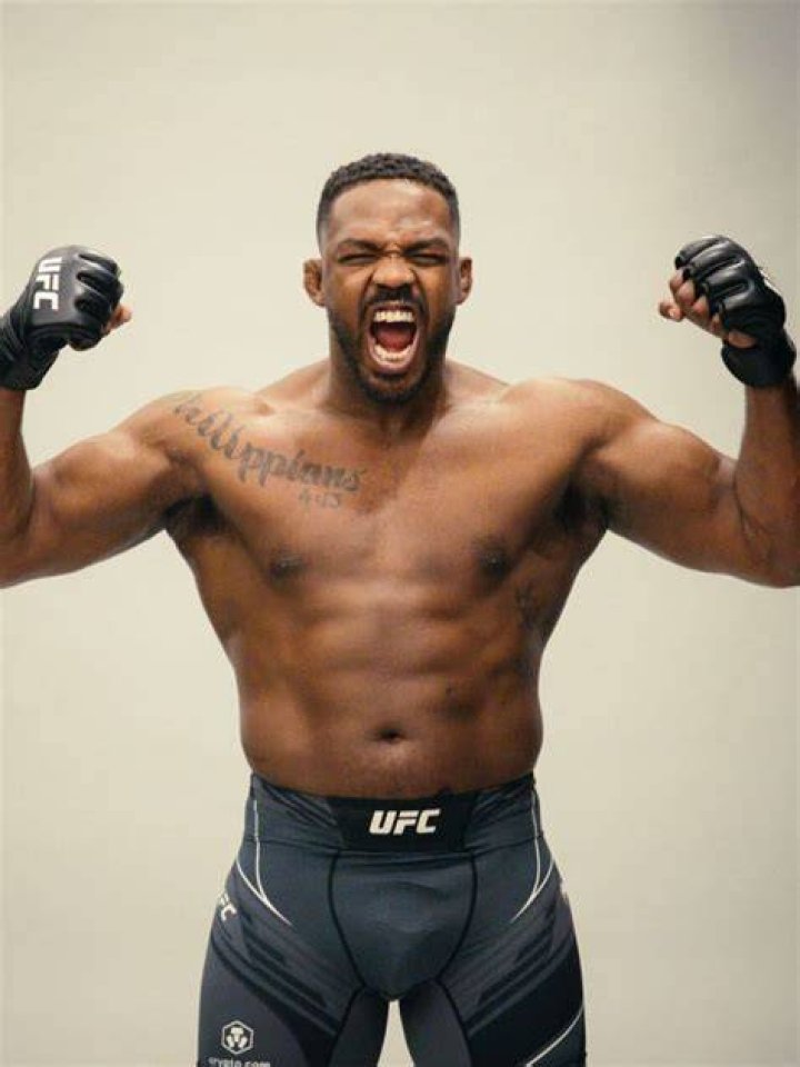  Despite His Controversial Past, UFC HW Champ Jon Jones Poses With Fans Having His Mugshot on His T-Shirt