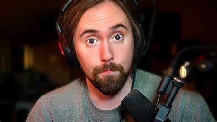Did Asmongold's mom pass away?