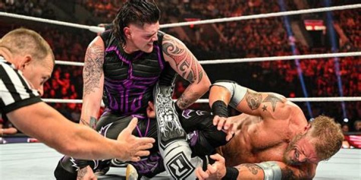 Edge v Dominik Mysterio Raw September 12, 2022 Cropped
