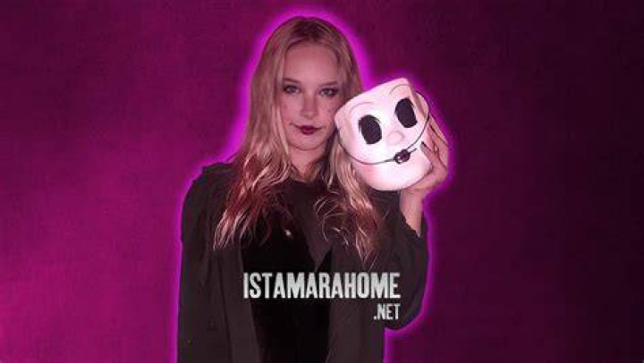 Emma Bellomy as Dollface in The Return Of The Strangers
