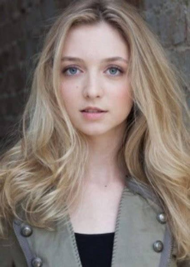 Fan Casting Hana Hayes as Lucy in The Selection Series on myCast