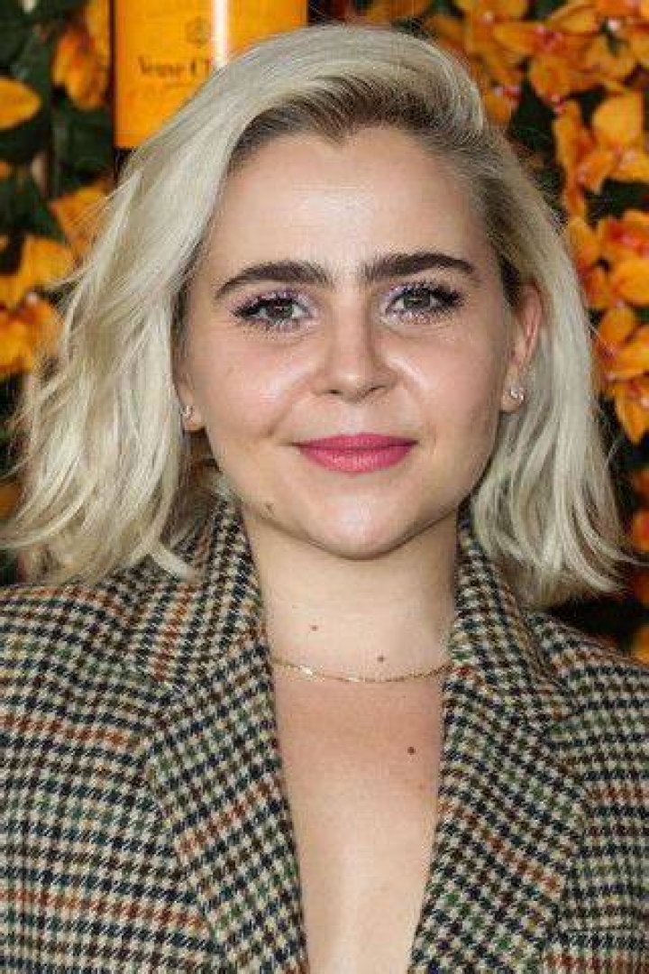 Fan Casting Mae Whitman as Chloe Hackett in Dad-nesia on myCast
