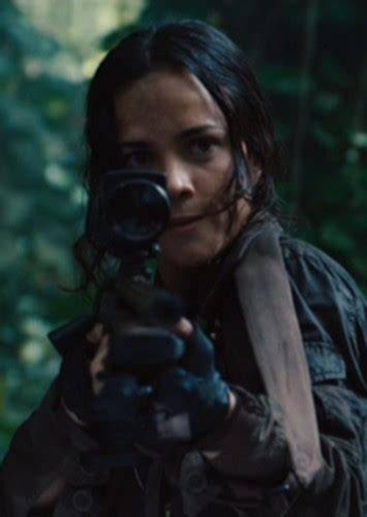 Fan Casting Zoe Saldaña as Isabelle in Predators on myCast