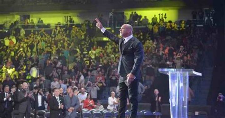 Goldberg waving to HOF fans