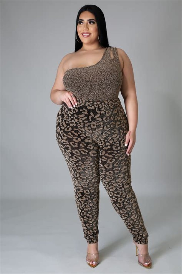 Graciebond..Wiki worth Curvy