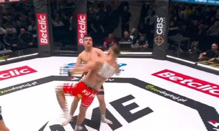 “Guy Got Knocked Out by a Human Billboard” – MMA World Amazed by Picture-Perfect
KO by an Influencer