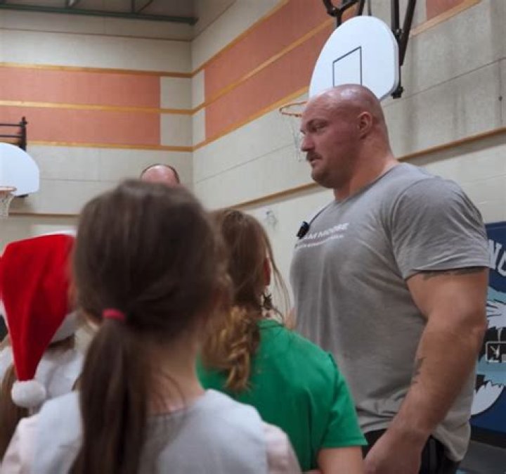 How Many 4th Graders Does It Take to Beat the World’s Strongest Man? 320lbs
Mitchell Hooper Takes On an Insane Challenge