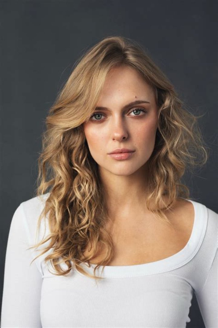 Jessica Belkin as Victoria Dallon in Worm