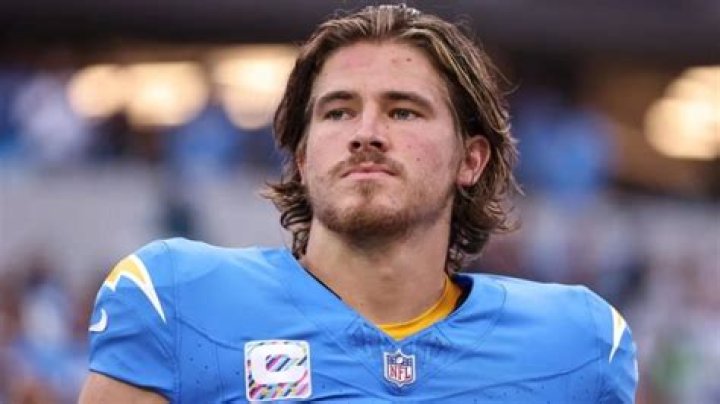 Justin Herbert’s Salary Pales In Comparison to Rest of AFC West QBs Patrick
Mahomes, Derek Carr and Russell Wilson