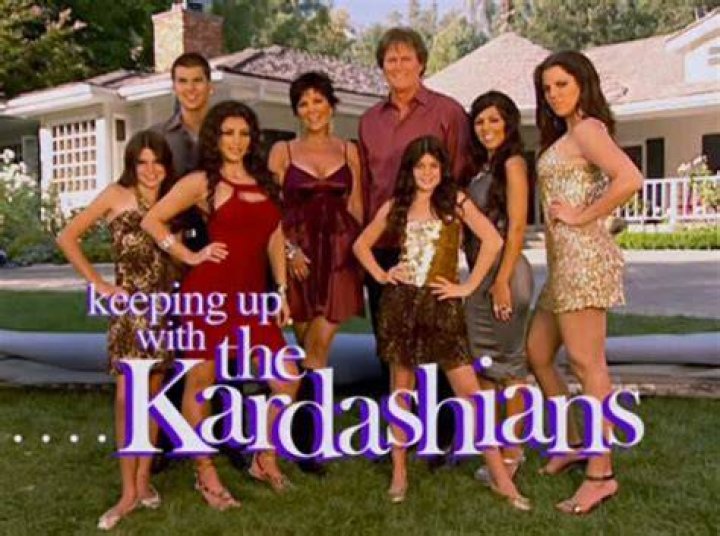 Kardashians recriam abertura da 1&ordf; temporada do Keeping Up Capricho