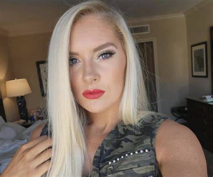 Lacey Evans in Bathing Suit Says "Summer Ain't Over" &mdash; Celebwell