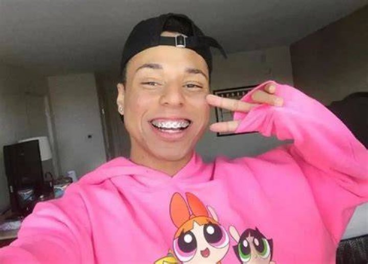 Larray (Youtuber) Age, Bio, Wiki, Height, Weight, Sexuality
