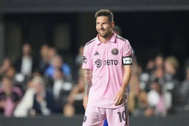 Lionel Messi’s High-IQ Move to Deceive Referee Before Clutch Free Kick Surprises
MLS Legend