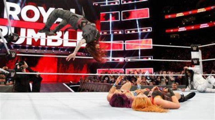 Lita hits the moonsault on Trish Stratus during their Raw main event