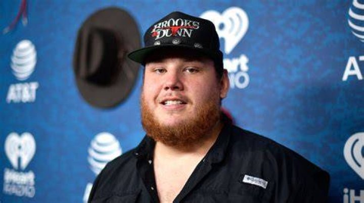 Luke Combs surprises Y100, Resch with free beer, pizza for tour stop