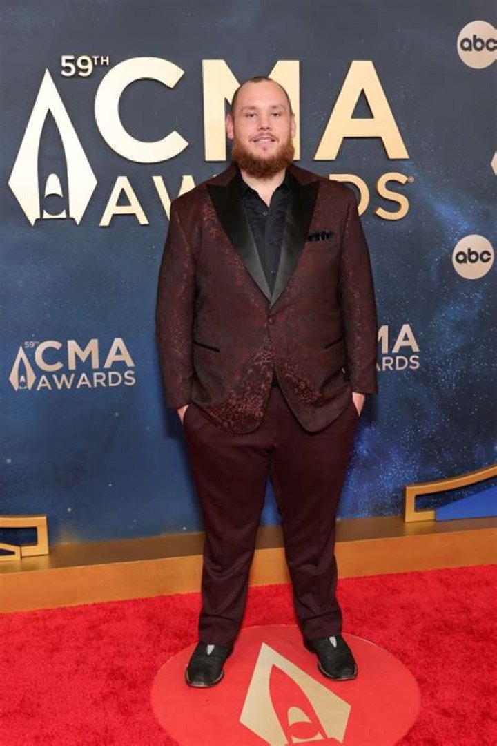 Luke Combs tops CMA Awards; Loretta Lynn, Lewis honored Northwest