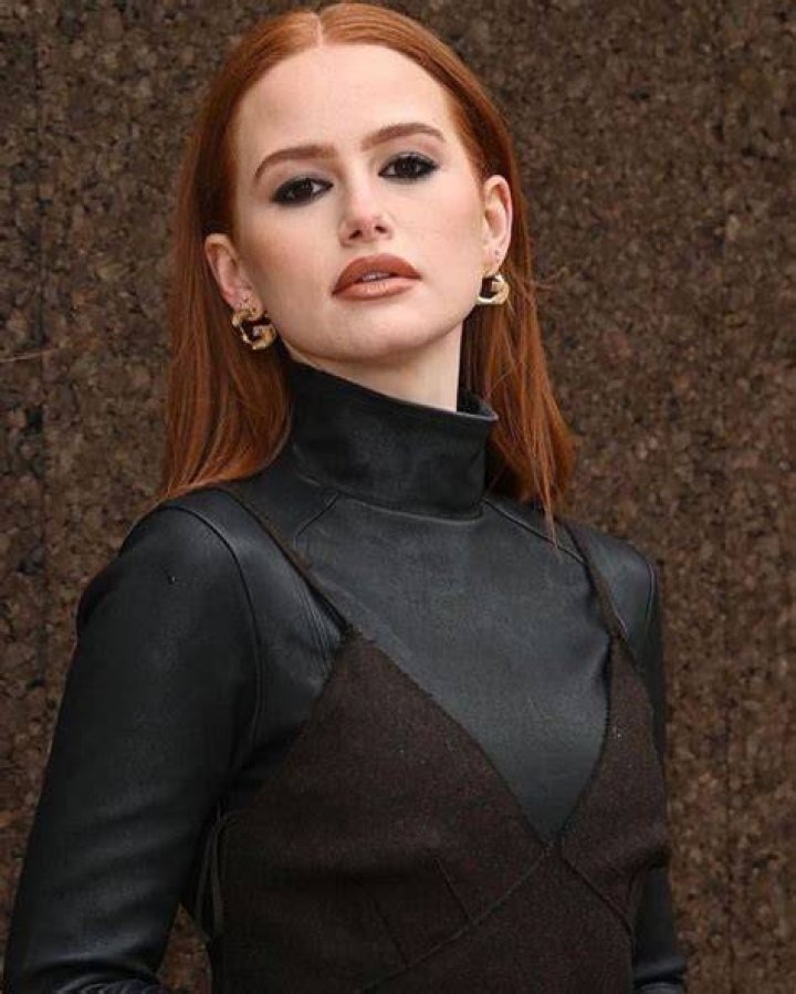 Madelaine Petsch as Nina Caliente in The Sims 4