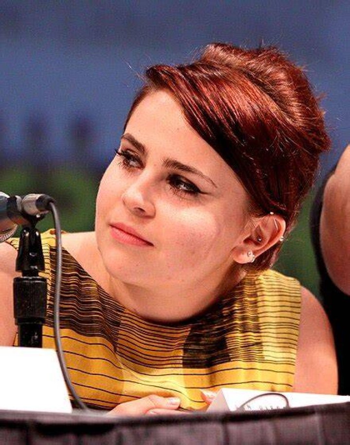 Mae Whitman as Chloe Hackett in Dad-nesia