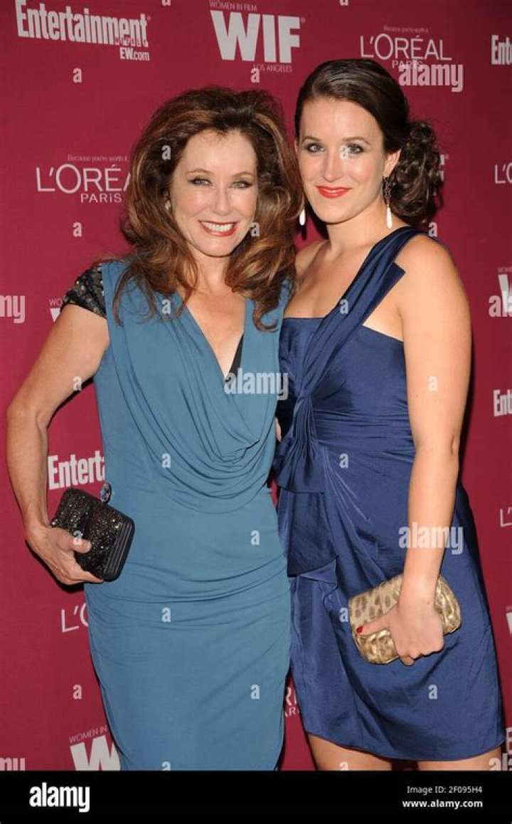 Mary McDonnell Pictures (2 Images)