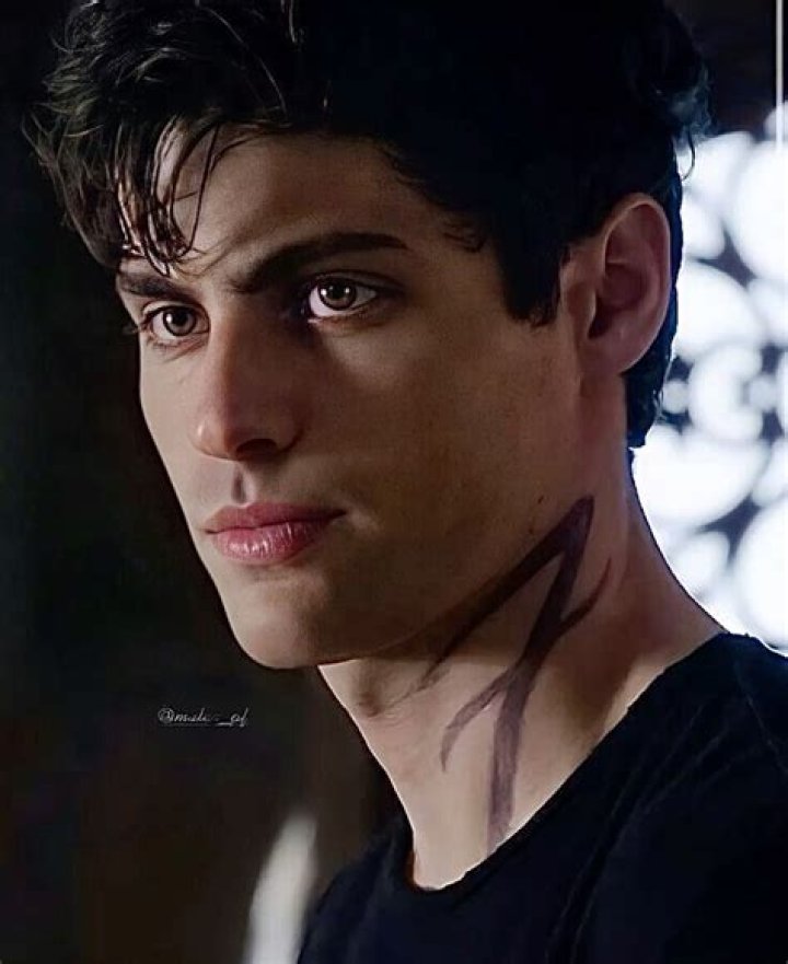 Matthew Daddario as Azriel in A Court of Thorns and Roses