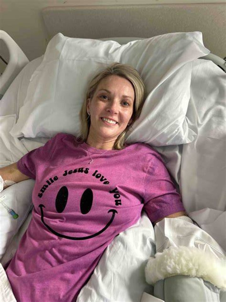 Mom Cindy Mullins at &lsquo;peace&rsquo; with losing all 4 limbs after kidney stone