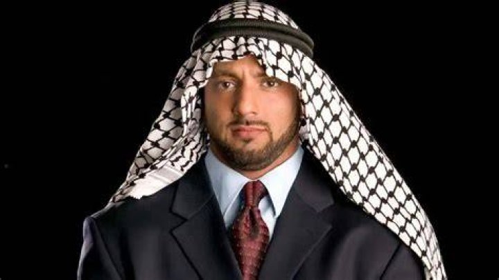 Muhammad Hassan applies the Camel Clutch to The Undertaker