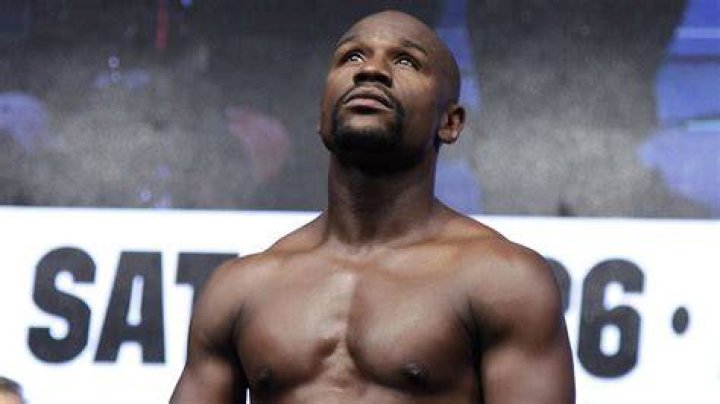 “No One Cares About This Fight”: Fans Don’t Hold Back After Floyd Mayweather
Reveals His Outfit For The Fight