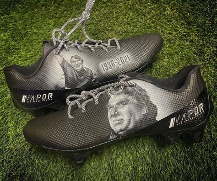 PHOTOS: Stefon Diggs Honors NFL Legend With Customised Cleats