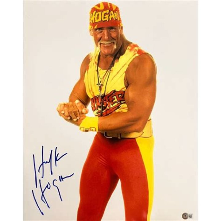 Rare Photo Shows Hulk Hogan, Who Boasts 24-Inch Biceps, Towering Over 4-Time Mr.
Olympia Jay Cutler