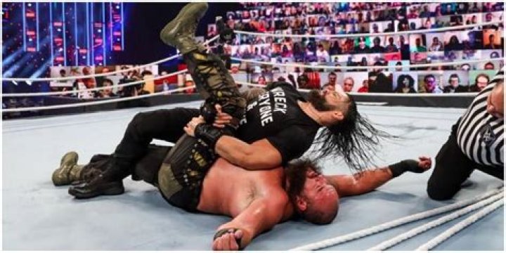 Rigns Vs Strowman at Payback