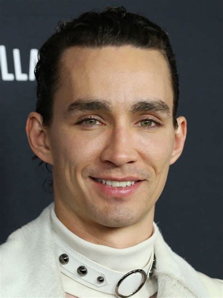 Robert Sheehan In Love With Girlfriend