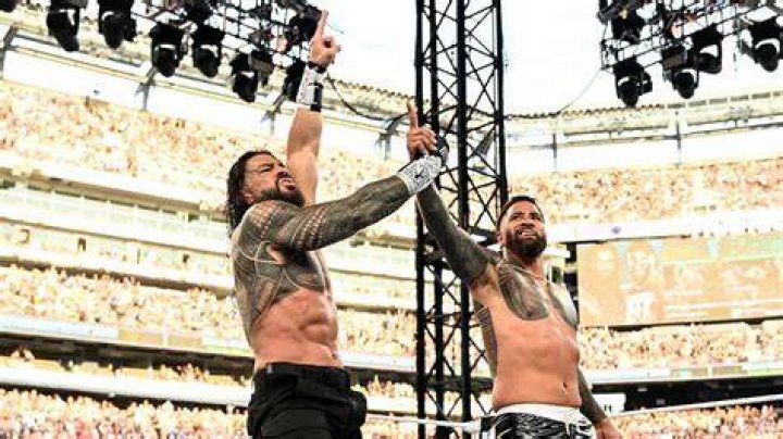Roman Reigns v Jey Uso