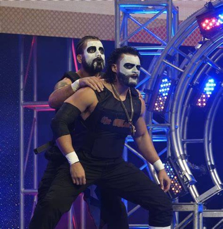 Santana and Ortiz pose/Undisputed Era come out